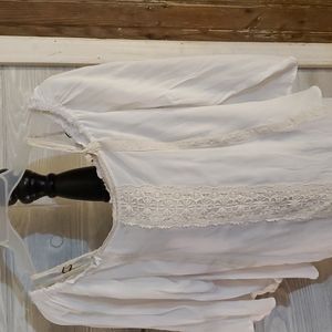 Nice dressy top on of off shoulder s